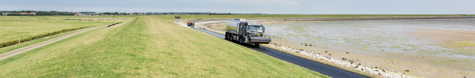 Aanbrengen asfaltwapening Stortumerdijk op Terschelling