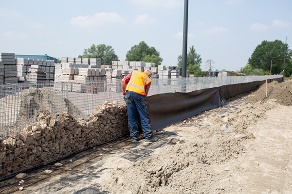 Gewapende grondconstructie met Tensar RE grid en schandkorf in primaire waterkering