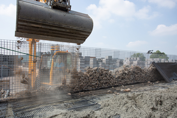 Gewapende grondconstructie met Tensar RE grid en schandkorf in primaire waterkering