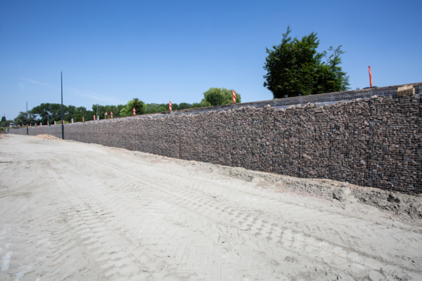 Gewapende grondconstructie met Tensar RE grid en schandkorf in primaire waterkering