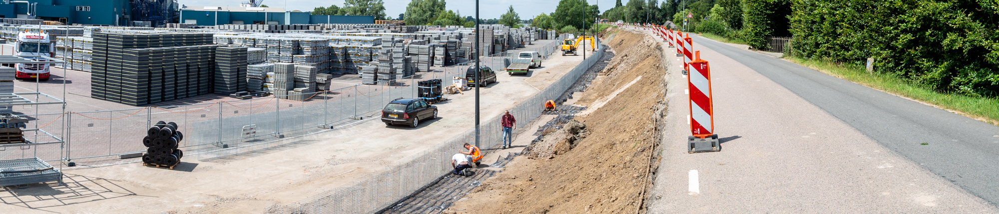 Gewapende grondconstructie met Tensar RE grid en schandkorf in primaire waterkering