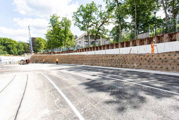 Uitdagende gewapende grondconstructie voor glooiend talud met groene facing