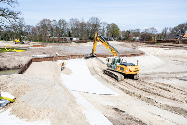 Bentonietmatten maken vijver waterdicht op unieke golflocatie