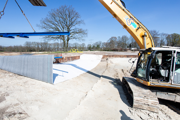 Bentonietmatten maken vijver waterdicht op unieke golflocatie