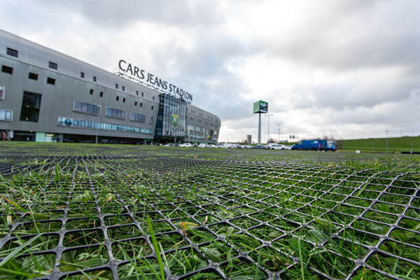 Gras bij stadion ADO Den Haag wordt beschermd door Tensar geogrid