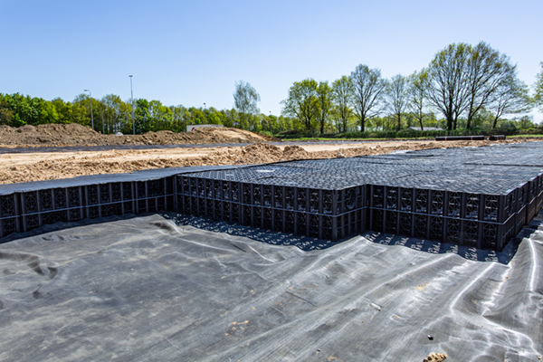 Watermanagement met JobiCell Polystorm infiltratieveld rond distributiecentrum Verbruggen Food Group