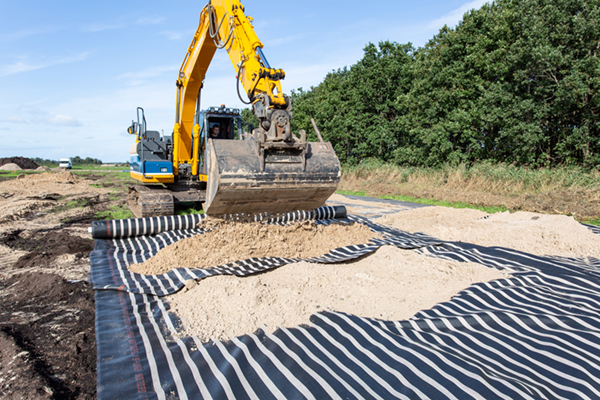 Bouwweg aanleggen zonder grondverbetering met TenCate Geolon HMi-5