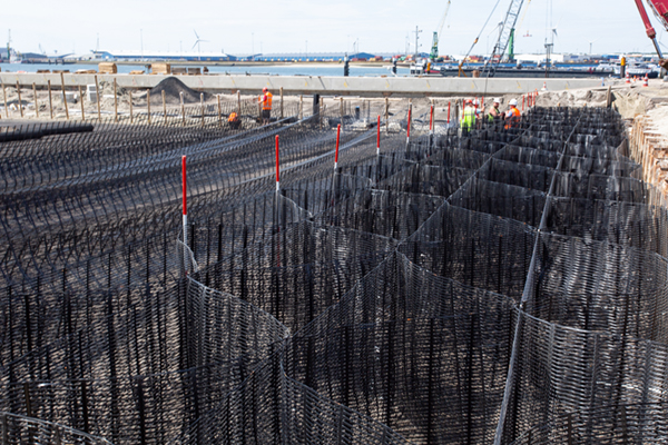 TenCate paalmatrassysteem en Tensar Stratum cellensysteem voor nieuwe kade Sagro Vlissingen