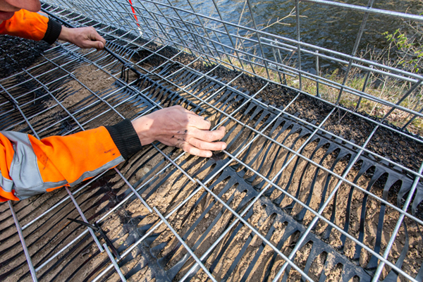 Groene Gewapende grondconstructie voor fietsbrug Best